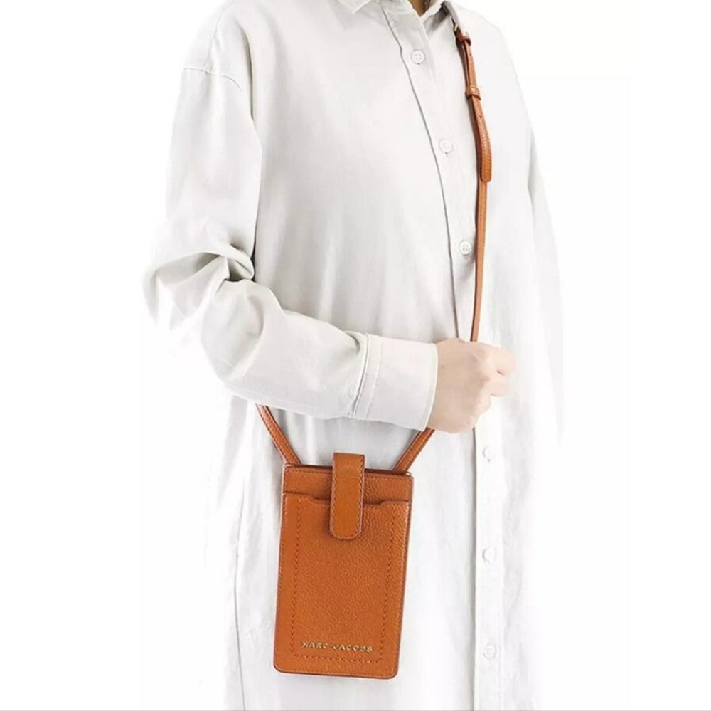 Marc Jacobs Groove Leather Phone Crossbody Bag Smoked Almond-Excellent Condition